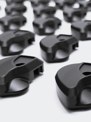 Mechanical parts aligned in the background, representing a production and preparation phase of the final Gaudiolabs product.