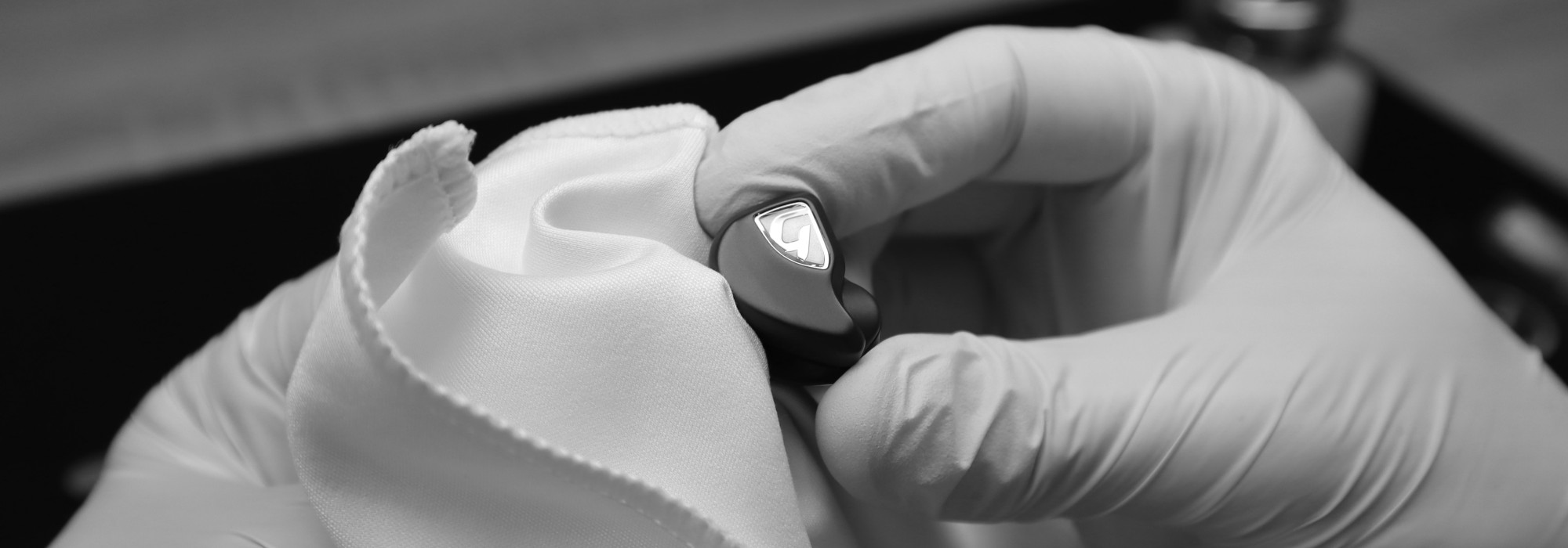 Image of the final cleaning and inspection of the Todi product with a microfiber cloth before packaging.